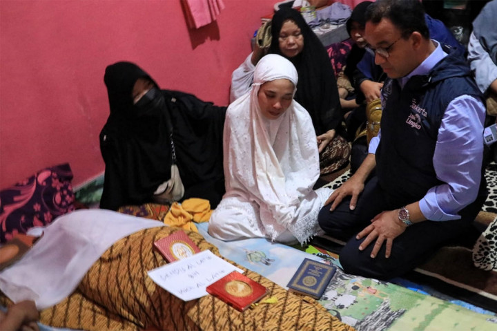 Momen Anies Takziah ke Rumah Duka Korban Tembok Ambruk MTsN 19 Jakarta