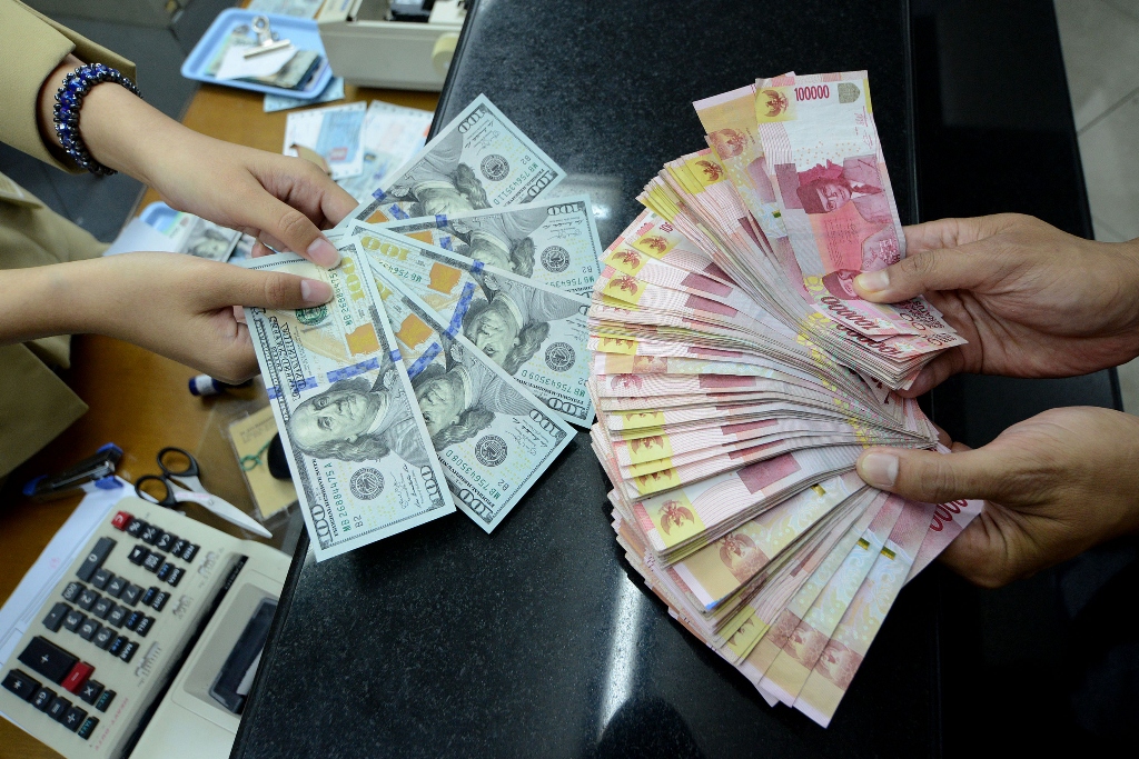 Kemaren Naek Dikit, Eh Pas Dibuka Rupiah Malah Merosot Banyak ke Rp15.239/USD