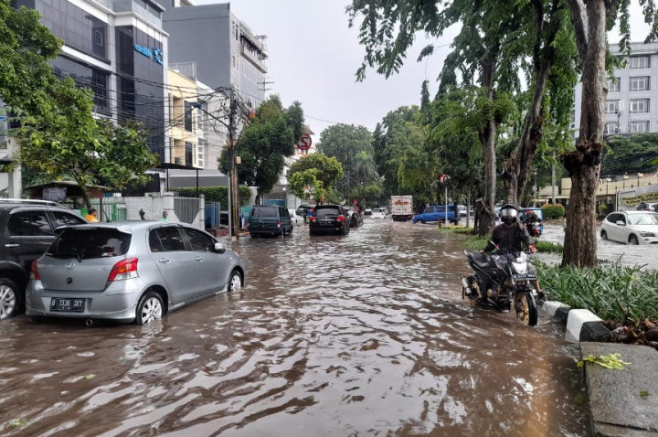 Teknik Mengemudi Kalau Bertemu Banjir, Langsung Cek No. 1