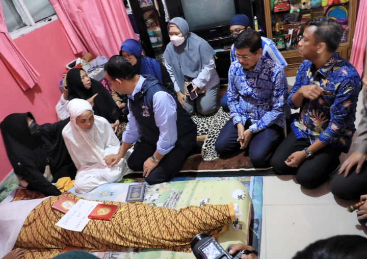 Anies Pastikan Fasilitasi Kebutuhan Keluarga Korban Tembok Roboh di MTsN 19