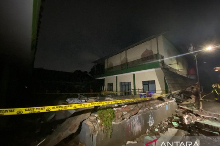 Cek MTsN 19 Jaksel, Menko PMK Minta Kerusakan Segera Diperbaiki