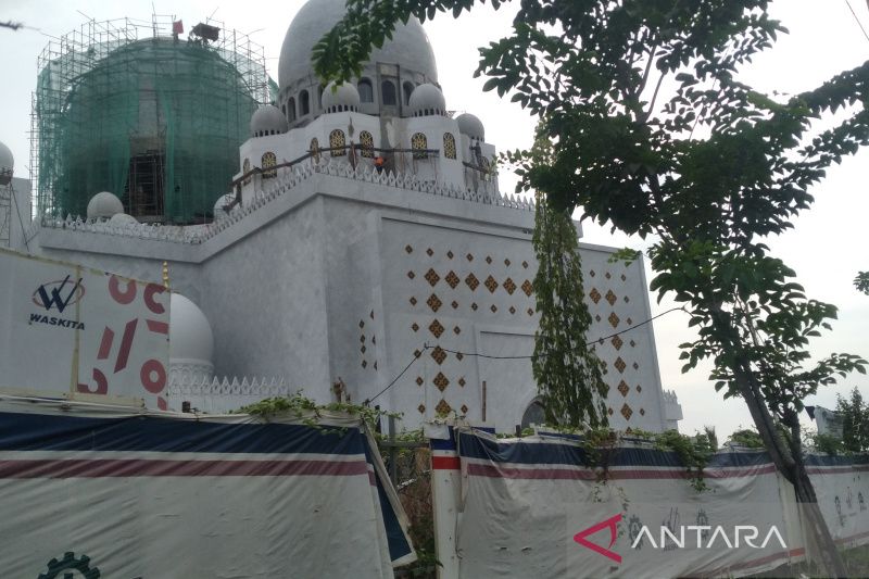 Proses pembangunan Masjid Sheikh Zayed Solo masih dalam tahap penyelesaian. ANTARA/Aris Wasita
