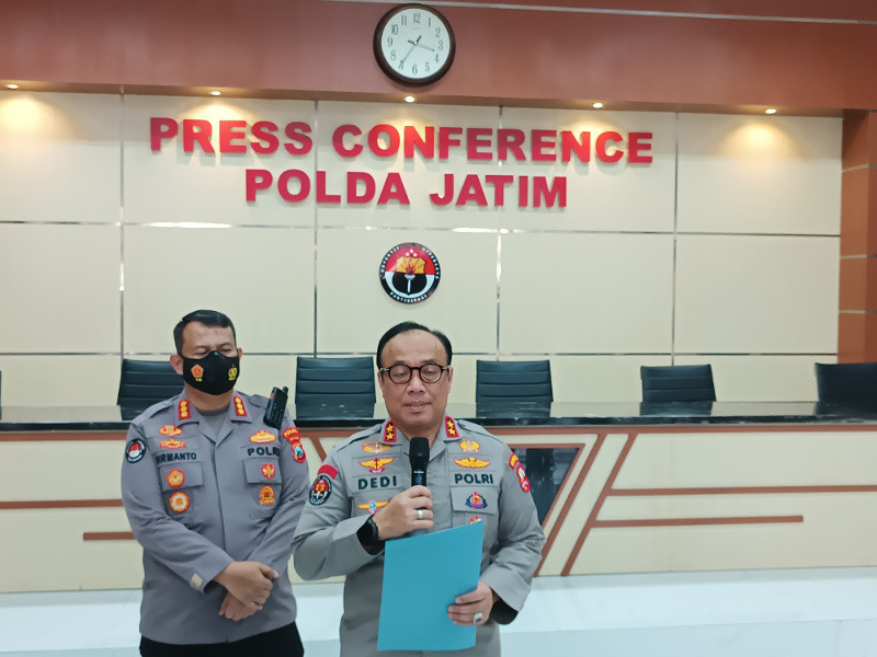  Kadiv Humas Polri, Irjen Dedi Prasetyo, didampingi Kabid Humas Polda Jatim Kombes Dirmanto, di Mapolda Jatim, Jumat, 7 Oktober 2022. Medcom.id/Amaluddin