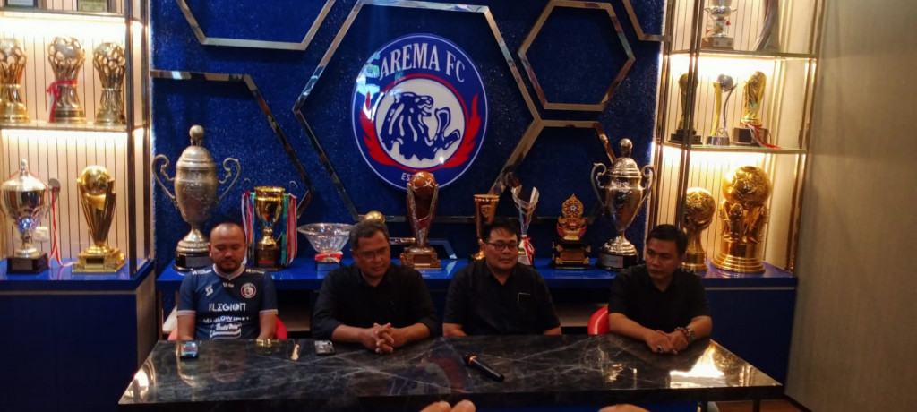  Ketua Panpel Arema FC, Abdul Haris, didampingi tim pengacara saat konferensi pers di Kantor Arema FC, Kota Malang, Jawa Timur, Jumat, 7 Oktober 2022. Medcom.id/ Daviq Umar Al Faruq