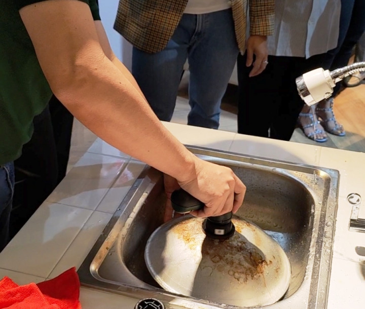 Kotoran Membandel di Wajan hingga Velg Kendaraan Mampu Disikat oleh Alat Ini