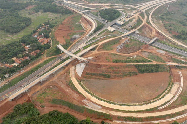 Konstruksi Jalan Tol Japek II Selatan Sukabungah - Sadang Sesuai Target