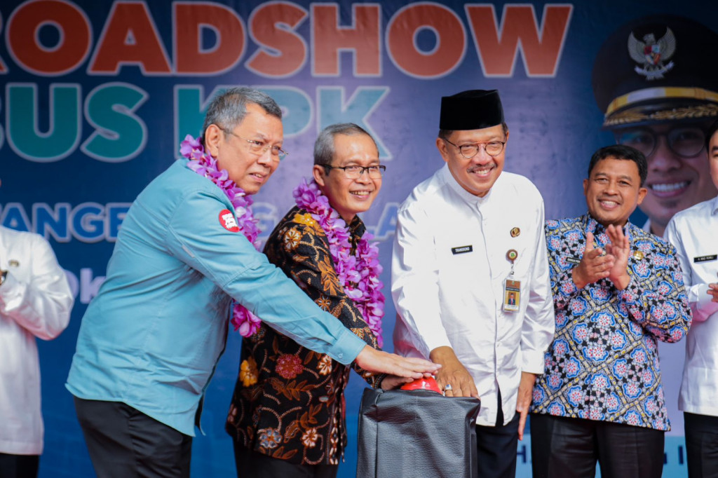 Roadshow Bus KPK di Tangsel Resmi Dimulai, Benyamin: Bangun Budaya Antikorupsi Sejak Dini Roadshow Bus KPK di Tangsel Resmi Dimulai, Benyamin: Bangun Budaya Antikorupsi Sejak Dini
