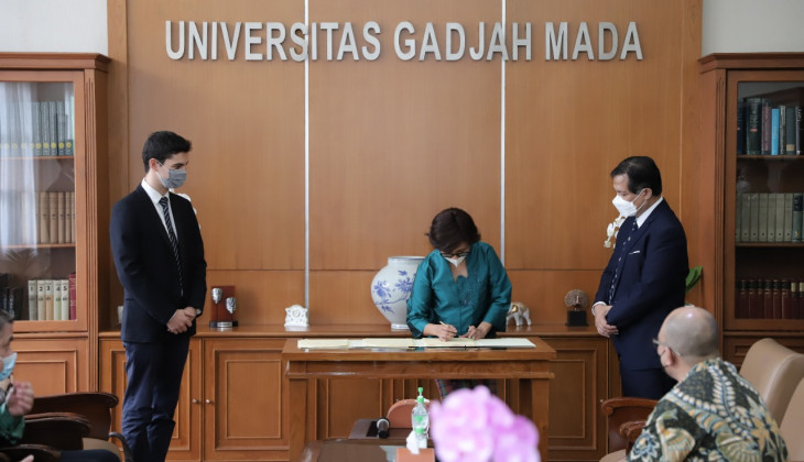 Rektor UGM, Ova Emilia saat MoU pembukaan Program Magister baru. Foto: Dok. UGM