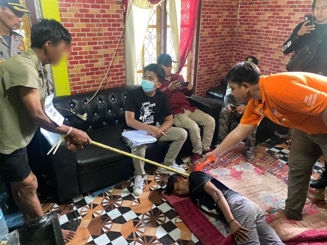 Rekonstruksi pembunuhan sekeluarga di Way Kanan. (Foto:Dok.Polres Way Kanan)