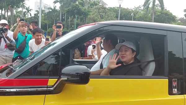 Airlangga Berikan 2 Mobil Listrik ke Puan, Berwana Kuning Merah