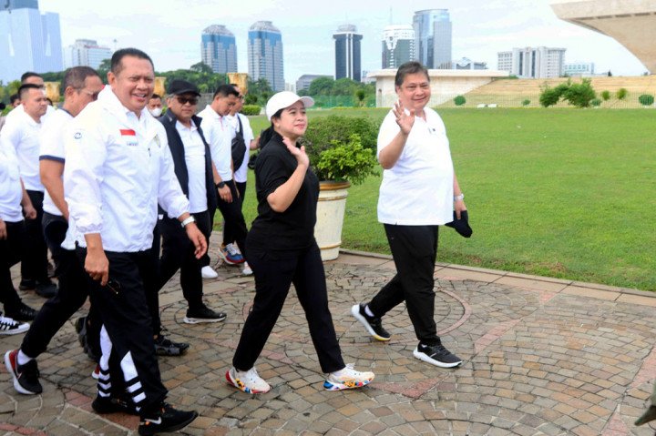 Jalan Sehat di Monas, Airlangga Kasih Mobil Listrik ke Puan