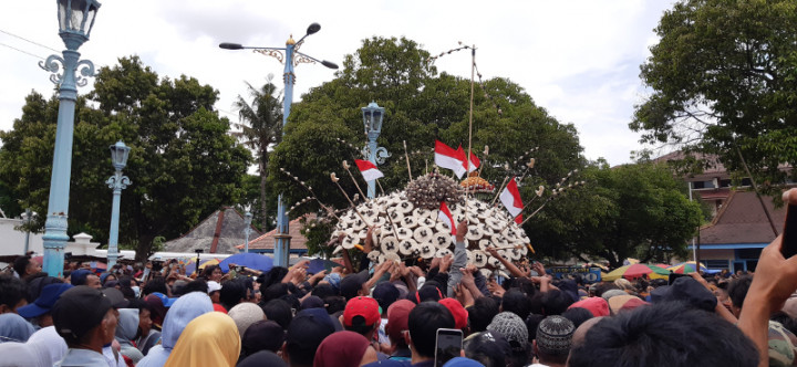 Ngalap Berkah, Ribuan Warga Berebut Gunungan Sekaten Solo