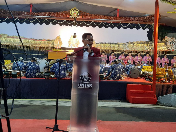 Untar Gelar Wayang Kulit Semalam Suntuk dan Tampilkan Dalang Perempuan