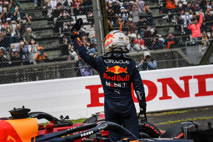 Foto Terpopuler: Verstappen Raih Pole Position di Suzuka hingga Ledakan di SPBU Irlandia