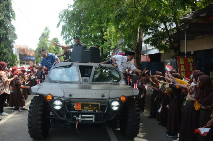 Kirab Merah Putih Meriahkan HUT ke-77 TNI di Pekalongan