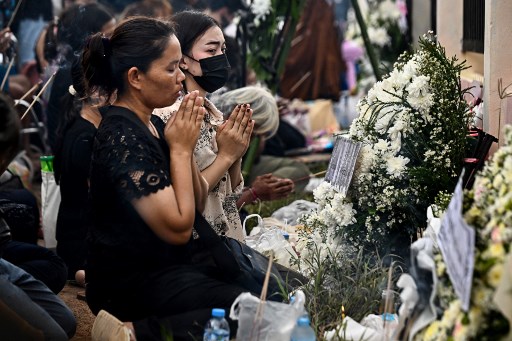 Berduka, Keluarga Korban Penembakan Thailand Berkumpul untuk Berdoa