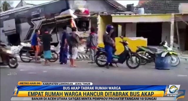 Bus AKAP Tabrak 4 Rumah, 8 Orang Terluka