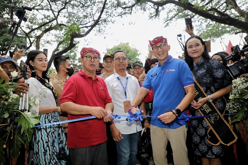 Menparekraf Sandiaga Uno (kanan, baju biru). (Dok Istimewa)