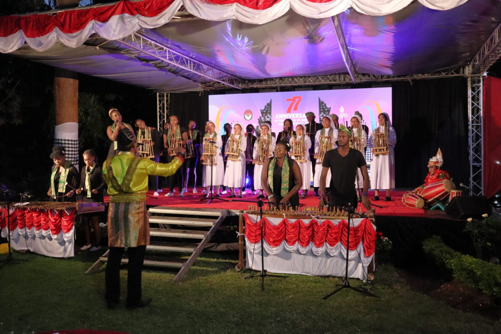 Para pemuda Kenya memainkan angklung dan memukau tamu undangan Resepsi Diplomatik KBRI Nairobi./Dok. KBRI Nairobi