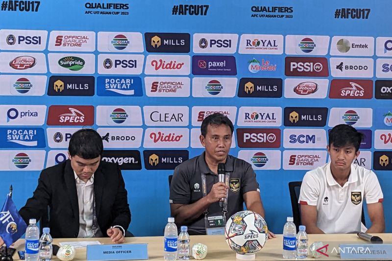 Pelatih tim nasional U-17 Indonesia Bima Sakti (kiri) dan bek tengah skuadnya Sulthan Zaky Pramana (kanan) memberikan pernyataan kepada media usai laga Grup B Kualifikasi Piala Asia U-17 2023 melawan Malaysia. (ANTARA/Michael Siahaan)