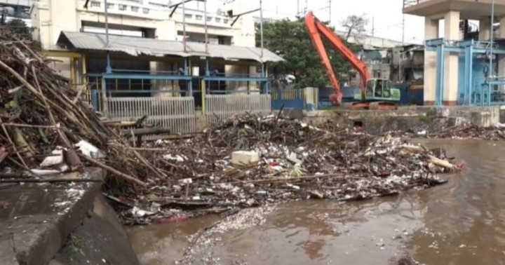 170,5 Ton Sampah Diangkut dari Pintu Air Manggarai