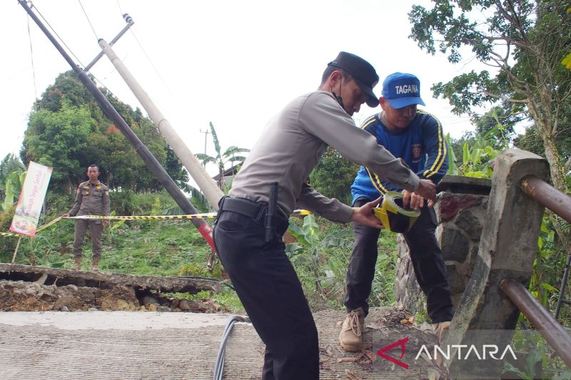 Kondisi lokasi bencana pergeseran tanah di Desa Bojongkoneng, Kecamatan Babakanmadang, Kabupaten Bogor, Jawa Barat, Jumat (16/9/2022). (ANTARA/M Fikri Setiawan)