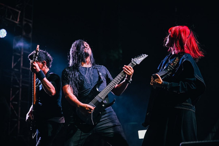 Penampilan Gahar Deadsquad dan Isyana Sarasvati Gebrak Panggung Synchronize