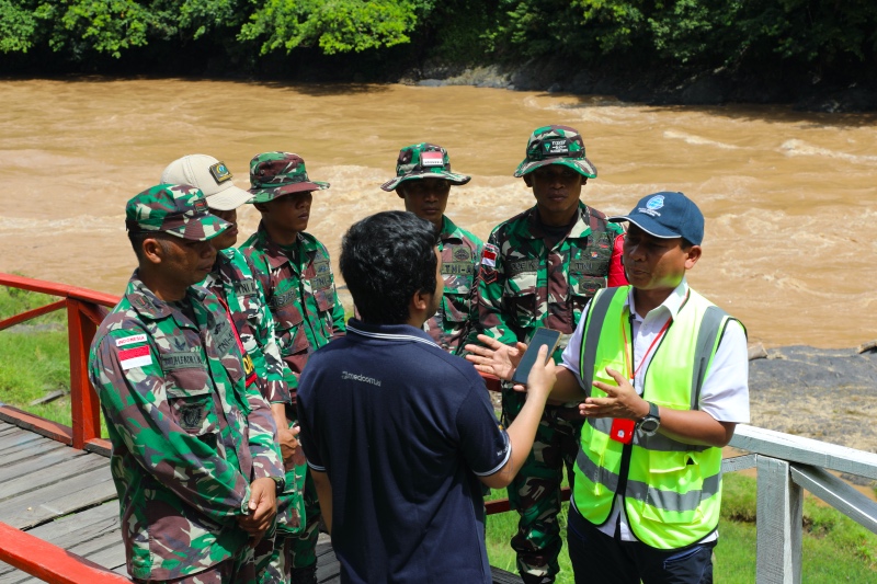  Kepala BIG Aris Marfai dalam wawancara bersama Medcom.id di pinggir Sungai Peciangan di Lumbis Pasiangan, Nunukan, Kalimantan Utara. Foto: Medcom.id/Willy Haryono
