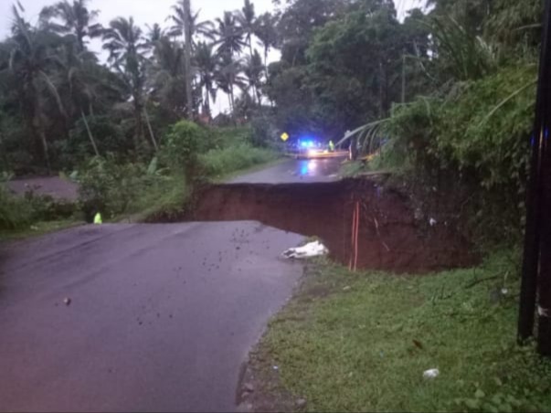 Cuaca ekstrem menyebabkan terjadinya bencana, mulai dari tanah longsor, pohon tumbang, jalan ambles. Foto: Istimewa