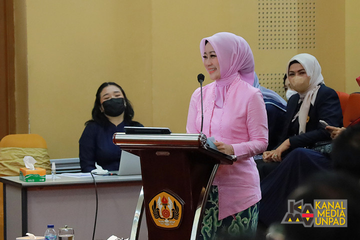 Selamat! Atalia Praratya Raih Doktor 'Cumlaude' Berkat Teliti Komunikasi Instruksional “Sekoper Cinta”