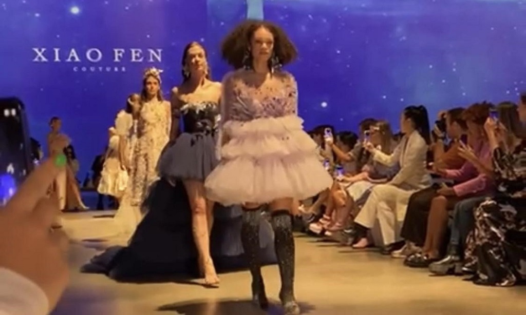 Pakaian karya desainer muda berbakat asal Surabaya Xiao Fen hadir di Los Angeles Fashion Week (LAFW) 2022. (KJRI Los Angeles)