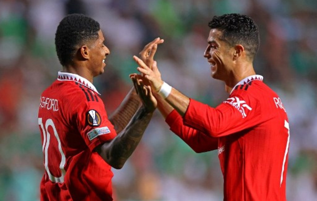 Selebrasi Cristiano Ronaldo bersama rekan setimnya, Marcus Rashford (Foto: AFP)