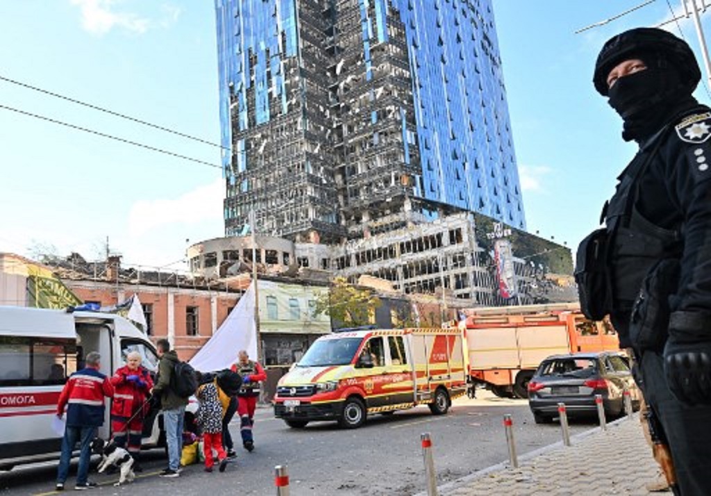 Polisi dan petugas medis berada di lokasi terjadinya serangan Rusia di Kiev, Ukraina, 10 Oktober 2022. (Sergei SUPINSKY / AFP)