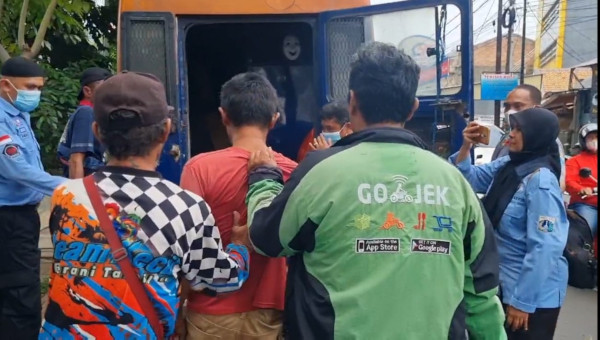 Orang dengan gangguan jiwa (ODGJ) diamankan karena memukul pemotor perempuan di kawasan Johar Baru, Jakarta Pusat. Medcom.id/Christian
