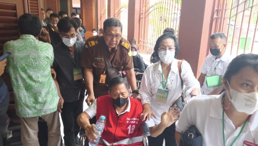 Terdakwa Kombes (Purn) Ignatius Soembodo (IS) usai menjalani sidang di PN Surabaya. (Medcom.id/Amal)