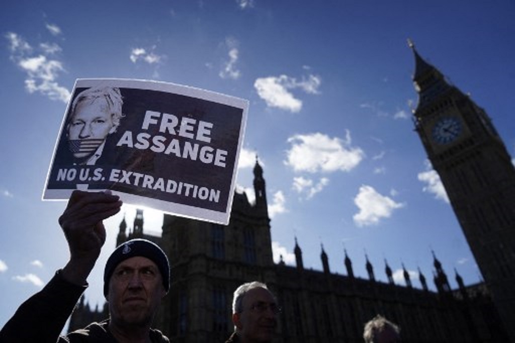 Aksi unjuk rasa mendesak pembebasan Julian Assange berlangsung di luar gedung parlemen Inggris di London, 8 Oktober 2022. (Niklas HALLEN / AFP)