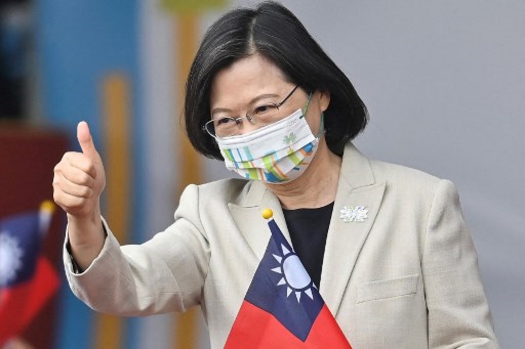 Presiden Taiwan Tsai Ing-wen mengacungkan jempol dalam acara Hari Nasional Taiwan di Taipei, 10 Oktober 2022. (Sam Yeh / AFP)