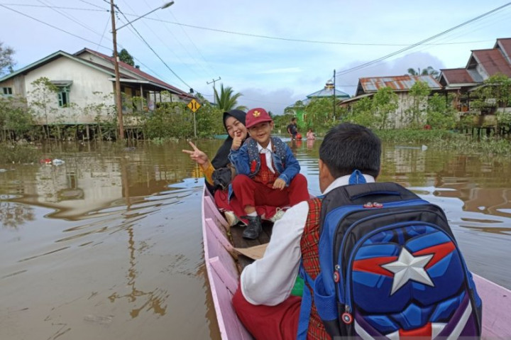 Disdik Kapuas Hulu Minta Sekolah Terdampak Banjir Hentikan PTM