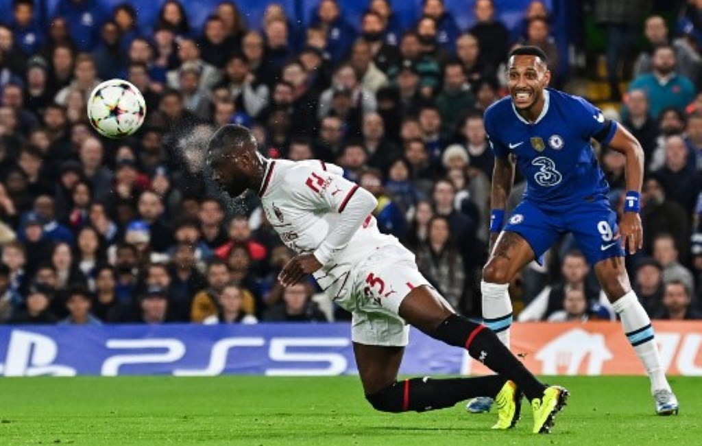 Bek AC Milan Fikayo Tomori (kiri) mengadang bola menuju striker Chelsea Pierre-Emerick Aubameyang (kanan) (Foto: AFP/Glyn Kirk)