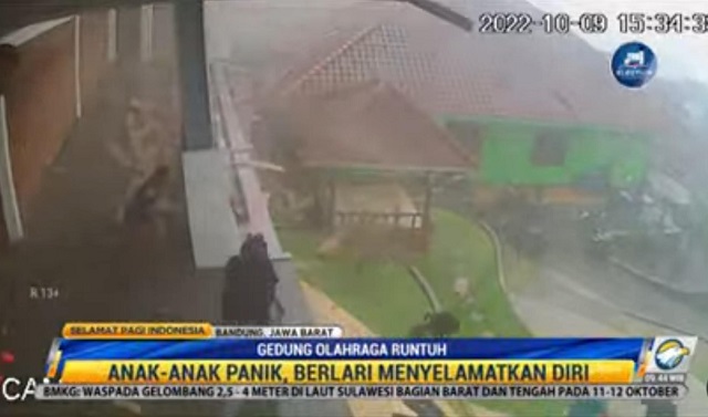 Bangunan Serbaguna di Kabupaten Bandung Roboh Akibat Tak Kuat Tahan Hujan