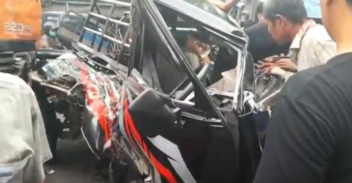 Dramatis, Evakuasi Sopir Terjepit Korban Kecelakaan Beruntun di Lamongan