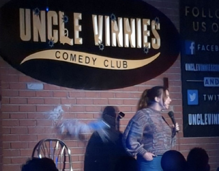 Populer Internasional: Komedian Dilempar Bir hingga Mahathir Tetap Ingin Ikut Pemilu