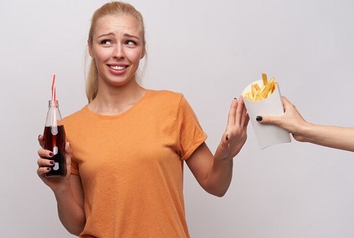 Soda dan makanan asin dapat menyebabkan asam lambung. (Foto: Ilustrasi. Dok. Freepik.com)