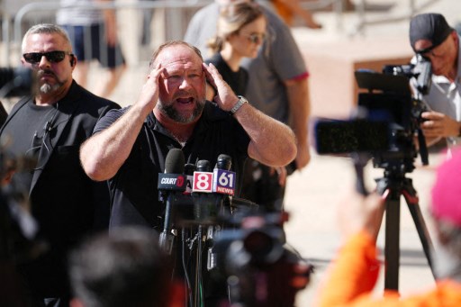 Sebar Hoaks Penembakan Sekolah Sandy Hooks, Pria AS Divonis Bayar Rp14,7 Triliun Sebar Hoaks Penembakan Sekolah Sandy Hooks, Pria AS Divonis Bayar Rp14,7 Triliun