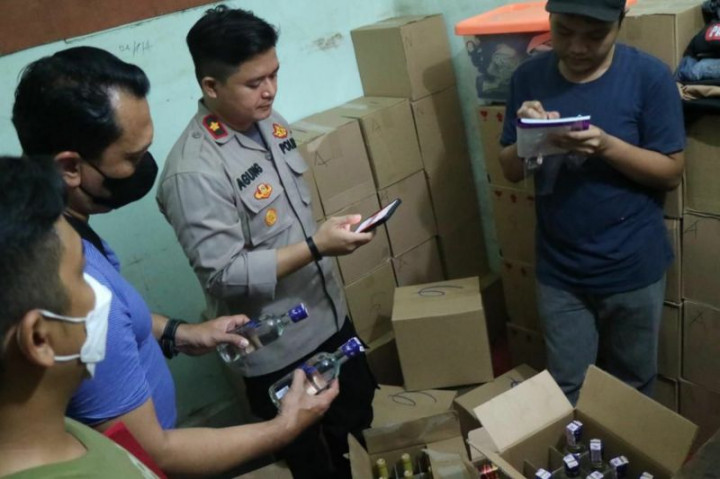 Ribuan Botol Miras di Setiabudi Disita Polisi