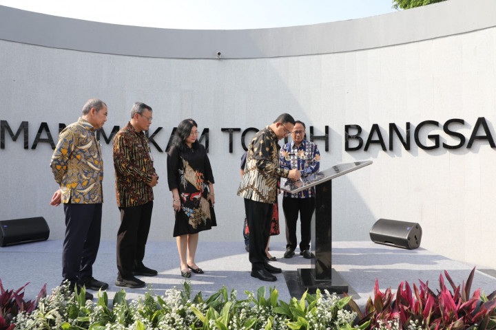 Kenang Jasa Tokoh Bangsa, Anies Resmikan TMTB TPU Karet Bivak