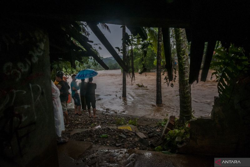 Arsip Foto. Warga melihat kondisi rumah yang rusak akibat banjir bandang di Sukajaya, Kabupaten Lebak, Provinsi Banten, Selasa (11/10/2022). (ANTARA FOTO/Muhammad Bagus Khoirunas/aww)