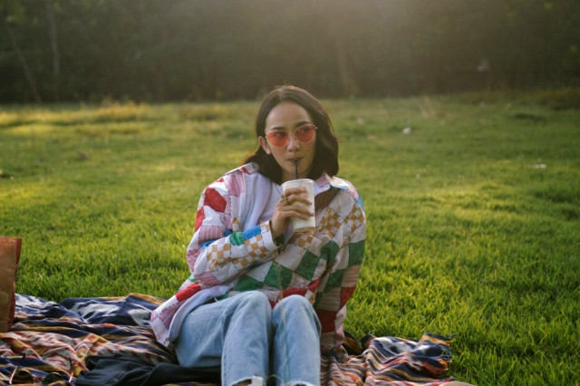 Ini gaya stylish di musim hujan dari content creator Leona Agustine. (Foto: Dok. Istimewa)
