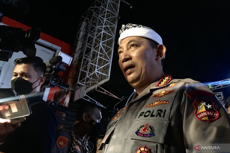 Kapolri Jenderal Pol. Listyo Sigit Prabowo memberi keterangan kepada para jurnalis terkait pemeriksaan insiden di Stadion Kanjuruhan pada sela-sela kegiatannya di Monumen Ground Zero, Kuta, Badung, Bali, Kamis dini hari (13/10/2022). ANTARA/Genta Tenri Ma