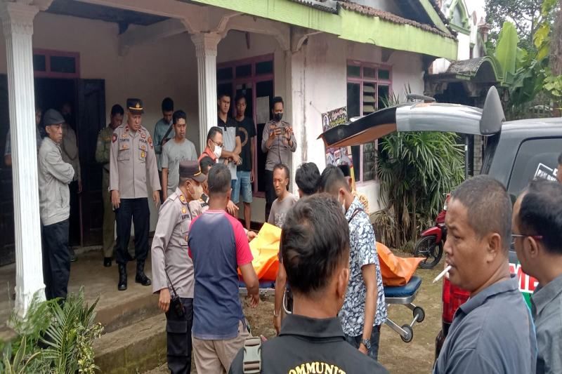 Sejumlah anggota polisi saat melakukan evakuasi jasad korban tewas diduga KDRT di Dukuh Sewengi, Desa Kembang Kecamatan Gradagsari Kabupaten Boyolali, Jawa Tengah, Kamis (13/10/2022). ANTARA/HO--Humas Polres Boyolali.
